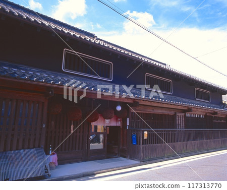 Nara, castle town of Uda Matsuyama, Kubo Sake brewery (liquor store from Meiji) / "preserved area of nationally designated important traditional building group" 117313770