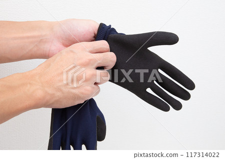 Put on gloves 117314022
