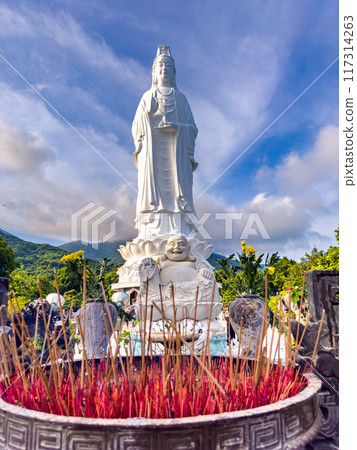 View of Chua Linh Ung pagoda temple in Da Nang, Vietnam View of Chua Linh Ung pagoda temple in Da Nang, Vietnam 117314263