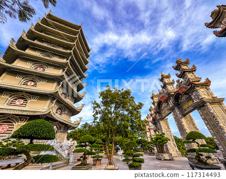 View of Chua Linh Ung pagoda temple in Da Nang, Vietnam 117314493