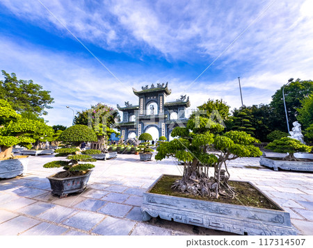 View of Chua Linh Ung pagoda temple in Da Nang, Vietnam 117314507
