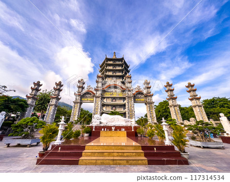 View of Chua Linh Ung pagoda temple in Da Nang, Vietnam 117314534