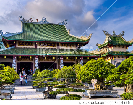 View of Chua Linh Ung pagoda temple in Da Nang, Vietnam 117314536
