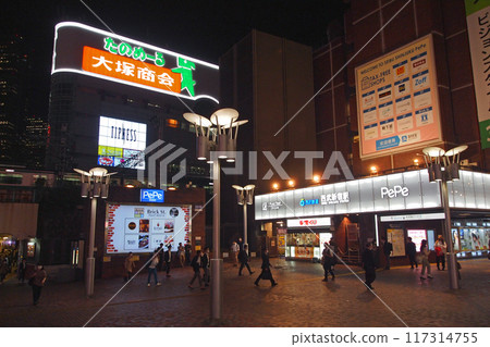 Seibu Shinjuku Station at night - Pepe Square Seibu Shinjuku Station at night - Pepe Square 117314755