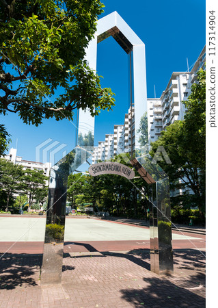 神奈川縣川崎市中野島站前廣場新玉川Heim入口,晴朗的夏日天空 神奈川縣川崎市中野島站前廣場新玉川Heim入口,晴朗的夏日天空 117314904