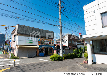 神奈川縣川崎市,JR南部線中野島站前的風景,晴朗夏日的藍天 神奈川縣川崎市,JR南部線中野島站前的風景,晴朗夏日的藍天 117314906