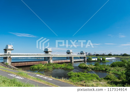 神奈川縣川崎市多摩河上 Nikaryo 上河原堰的壯麗景色，晴朗夏日的藍天 117314914