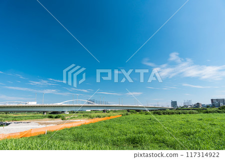 從川崎多摩川河岸眺望東京,多摩河原橋,晴朗夏日的藍天,神奈川縣川崎市 從川崎多摩川河岸眺望東京,多摩河原橋,晴朗夏日的藍天,神奈川縣川崎市 117314922