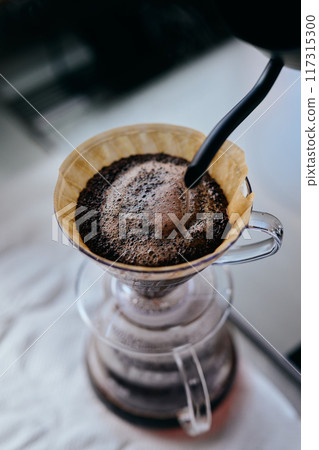 將熱水倒入滴頭 117315300