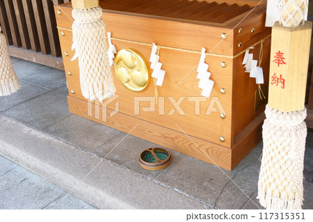 神社鐘、供養箱、蚊香 神社鐘、供養箱、蚊香 117315351