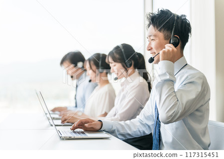 呼叫中心操作員團隊的男性和女性（遠端操作/遠端預約） 117315451