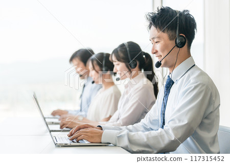 呼叫中心操作員團隊的男性和女性(遠端操作/遠端預約) 呼叫中心操作員團隊的男性和女性(遠端操作/遠端預約) 117315452