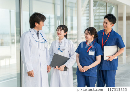Male and female doctors, doctors, nurses, medical workers, and technicians (4 people) spending their break time on the roof of a hospital 117315833