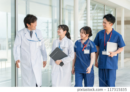 Male and female doctors, doctors, nurses, medical workers, and technicians (4 people) spending their break time on the roof of a hospital 117315835