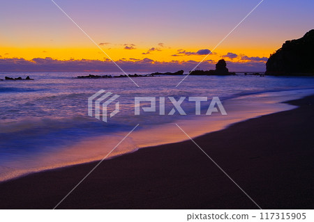初冬的波浪海岸和弁天島，海浪拍打著黎明色的天空 Ver3 117315905