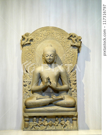 印度佛教聖地鹿野苑博物館內的1500年前的法佛，是一尊描繪佛陀第一次說法的雕塑。 117316797