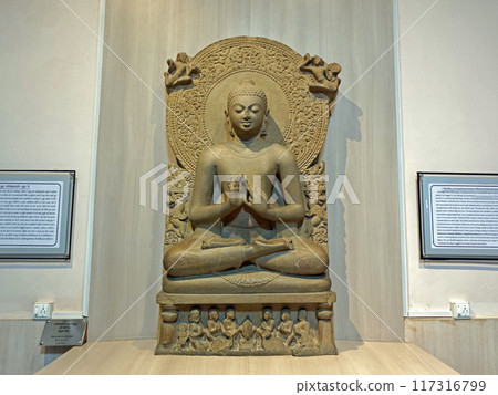 印度佛教聖地鹿野苑博物館內的1500年前的法佛，是一尊描繪佛陀第一次說法的雕塑。 117316799