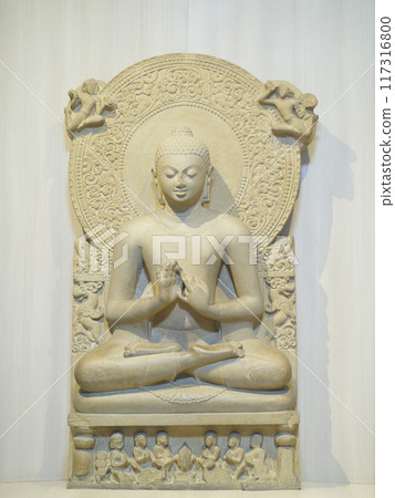 印度佛教聖地鹿野苑博物館內的1500年前的法佛，是一尊描繪佛陀第一次說法的雕塑。 117316800