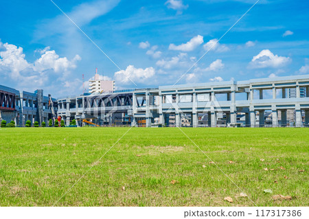 大阪市阪急線淡路站附近高架施工 117317386