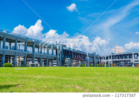 大阪市阪急線淡路站附近高架施工 117317387