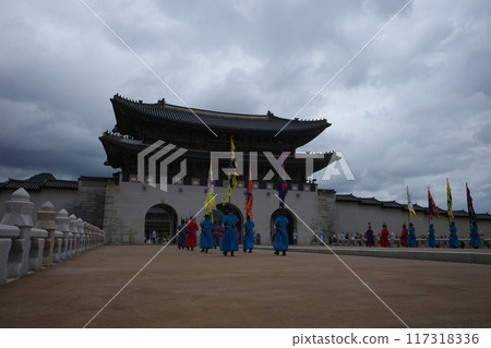 Guardianship ceremony in front of Gwanghwamun Gate of Gyeongbokgung Palace 117318336