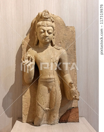 印度鹿野苑博物館展出一尊 5 世紀的彌勒佛雕像,冠內有佛塔 印度鹿野苑博物館展出一尊 5 世紀的彌勒佛雕像,冠內有佛塔 117319976