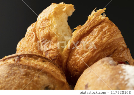 Bread, freshly baked bread, steam Bread, freshly baked bread, steam 117320168