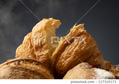 Bread, freshly baked bread, steam Bread, freshly baked bread, steam 117320173