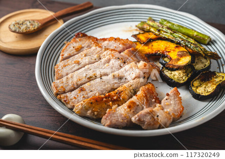 香草鹽炒豬肉（配烤蔬菜） 117320249