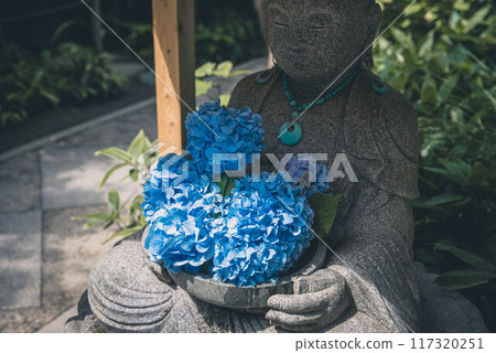 手持藍色繡球花的地藏菩薩（鎌倉/明月院） 117320251