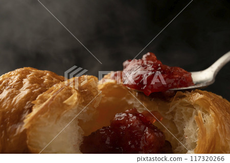 羊角麵包的橫切面 用湯匙將果醬放在上面 117320266
