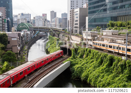 [聖橋]總武線、中央線、丸之內線列車穿越神田川大橋 117320621