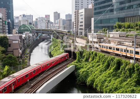 [聖橋]總武線、中央線、丸之內線列車穿越神田川大橋 117320622