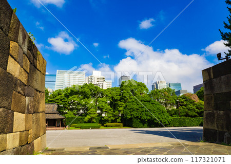 清爽的藍天、皇居東御苑石牆外的樹木、丸之內和大手町的辦公大樓(東京都千代田區) 清爽的藍天、皇居東御苑石牆外的樹木、丸之內和大手町的辦公大樓(東京都千代田區) 117321071