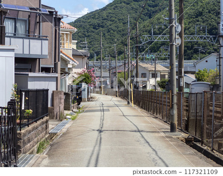 人口密集的住宅區和鐵軌風景 人口密集的住宅區和鐵軌風景 117321109