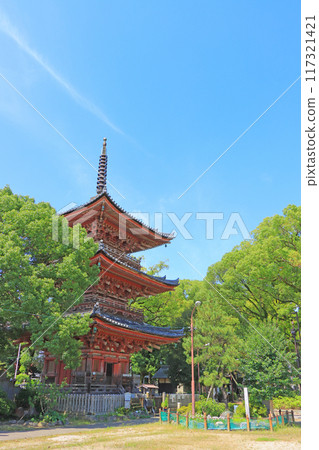 Scenery of the three-story pagoda at Jimokuji Temple, Ama City, Aichi Prefecture 117321421