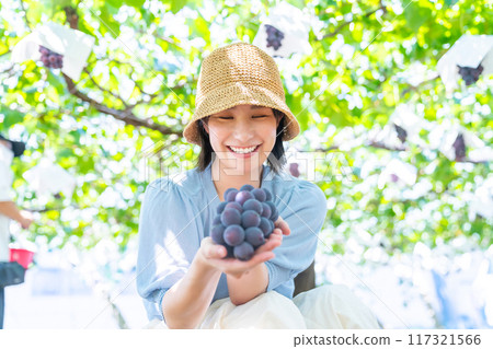 摘葡萄的女人 摘水果的女人 117321566