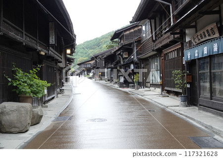The old townscape of Narai-juku in light rain 117321628
