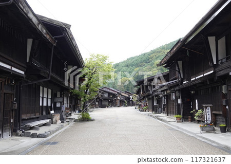 The old townscape of Narai-juku and the beautiful greenery of the mountains 117321637