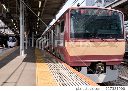 [Shinagawa Station] Red train on the Joban Line waiting to depart 117321900
