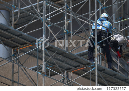 鷹架工匠在臨時鷹架拆除工地工作 117322557