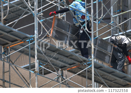 鷹架工匠在臨時鷹架拆除工地工作 鷹架工匠在臨時鷹架拆除工地工作 117322558