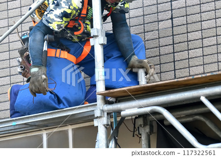 鷹架工匠在臨時鷹架拆除工地工作 117322561