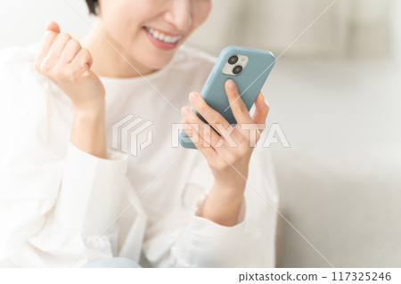 A woman who operates a smartphone 117325246
