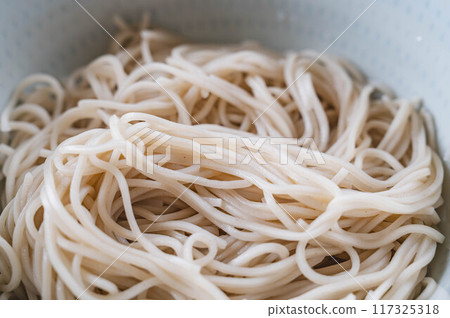 Boiled soba noodles 117325318