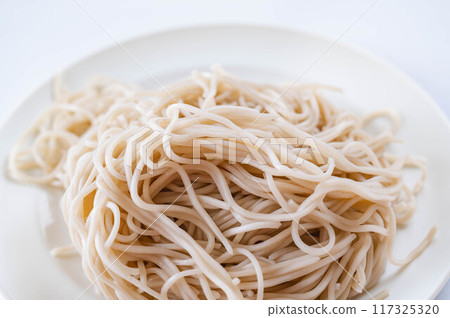 Boiled soba noodles 117325320