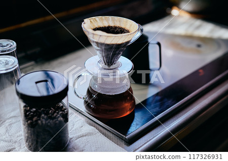咖啡被倒入玻璃服務器中 117326931