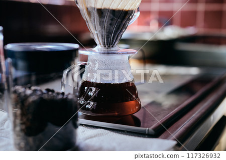 咖啡被倒入玻璃服務器中 117326932