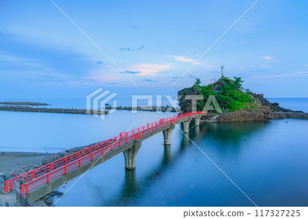 [弁天岩]藍色瞬間的奇蹟[糸魚川市] 117327225