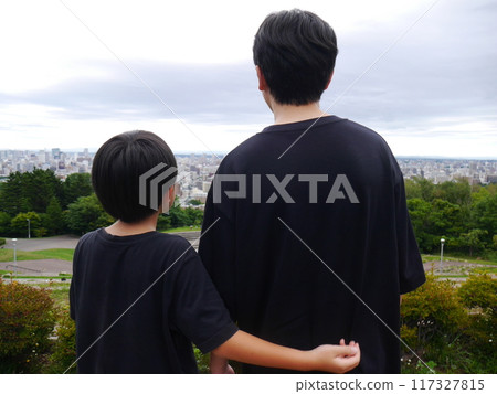 孩子們在山上欣賞風景(後視圖) 孩子們在山上欣賞風景(後視圖) 117327815